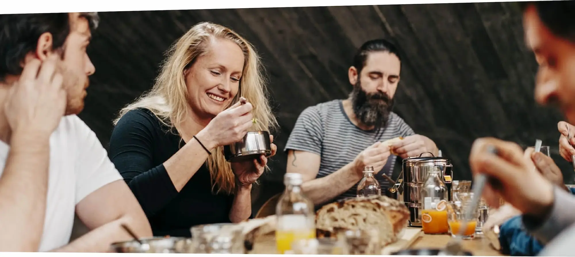 stemning-dabba-forside2 Mennesker som spiser Dabba frokost