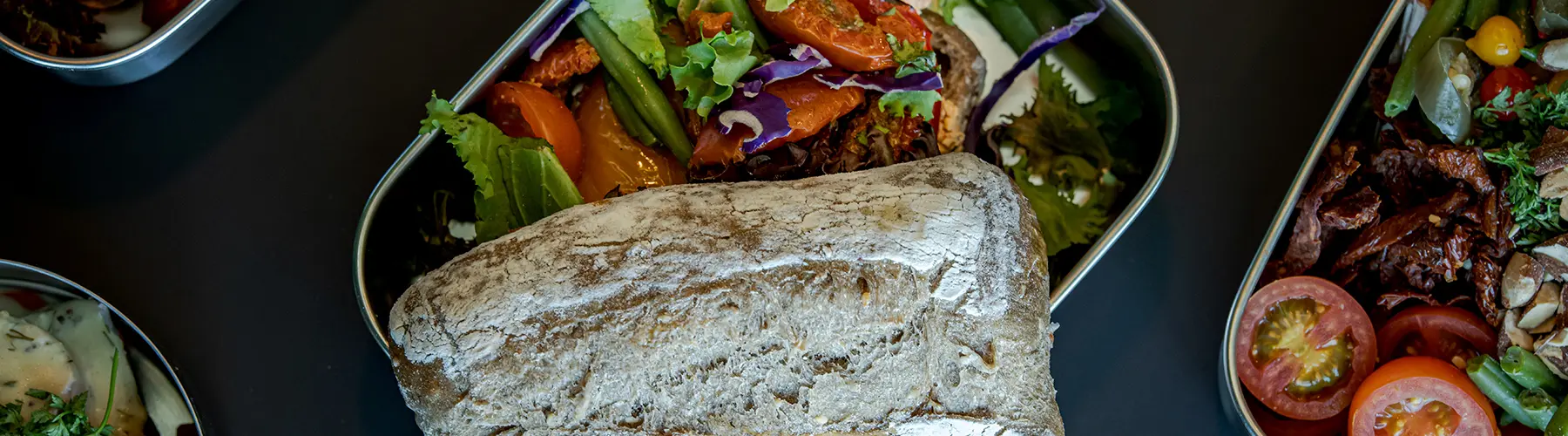 Dabba-stemning-topbanner-3 Dabba veggie sandwich og salat